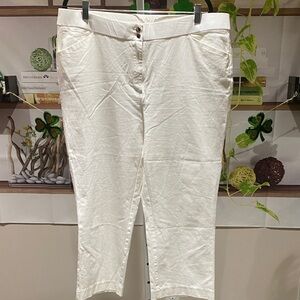 Chico's off White Capris size 3 (16). Waist 18 rise 12 length 23